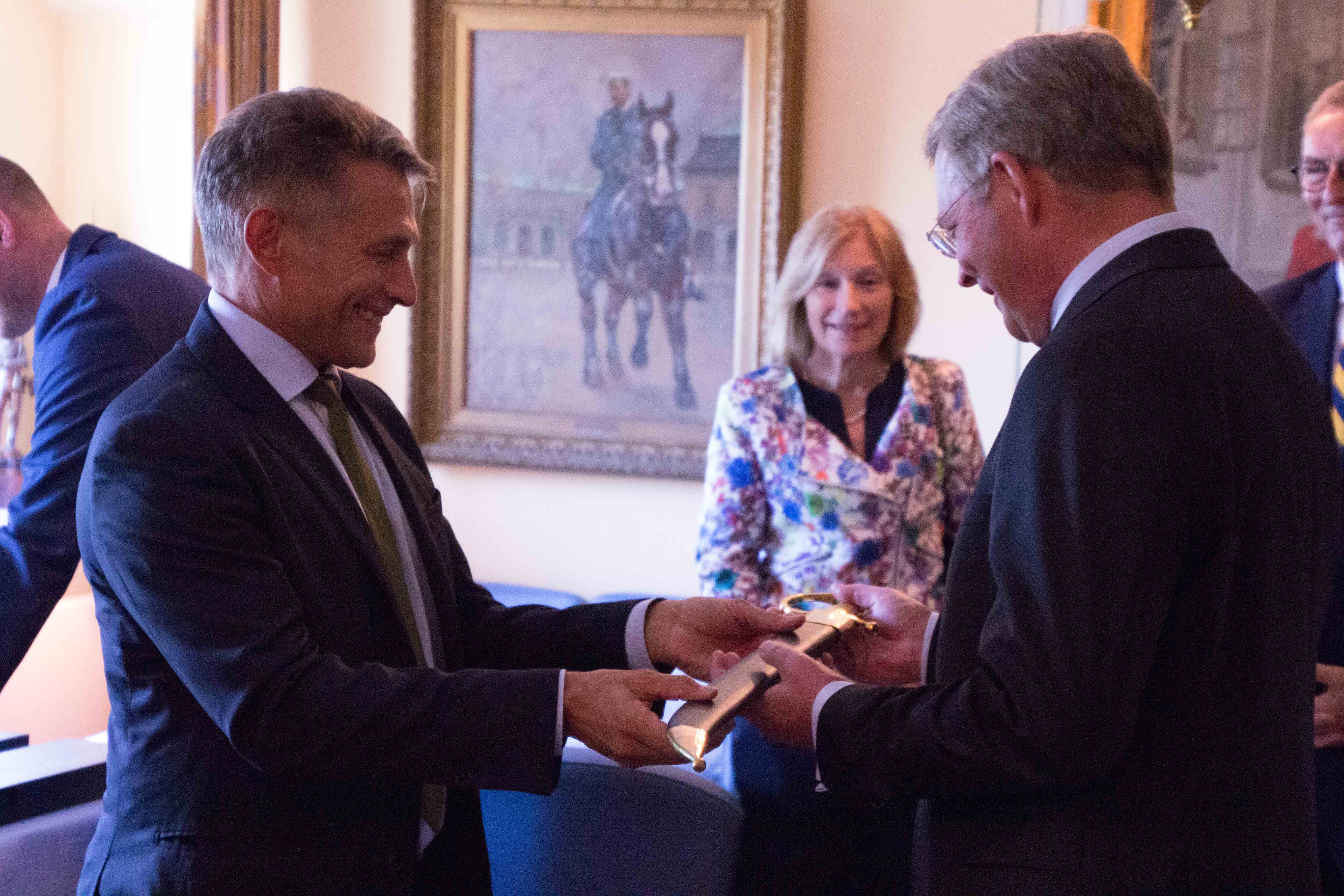 Overrækkelse-af-pris